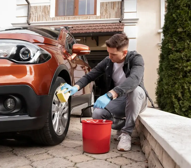 Lavage auto à domicile Bourdeau : professionnel intervenant sur un véhicule